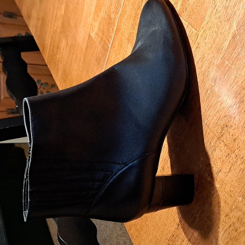 Vaneli black leather ankle boots, size 11N